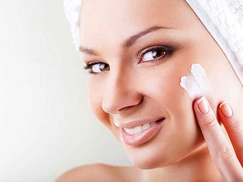 تونر پاک کننده صورت | پاک کننده آرایش صورت | انواع تونر پاک کننده صورت | روش استفاده از تونر آرایشی | بهترین تونر های آرایشی | آرایش سرا.
