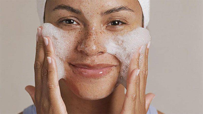 جدیدترین راهکار شستشوی صورت با ژل شستشوی صورت یا فیس واش چیست و روش استفاده از ژل شستشوی صورت چیست و ژل شستشوی صورت مناسب صورت کدامند؟
