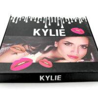 خرید و قیمت رژ لب مایع کایلی Kylie بسته 6 تایی شامل 6 عدد رژلب مایع به همراه 1 عدد رژلب مدادی برند کایلی در یک بسته مناسب برای تمامی سنین از نوع رژلب مات کایلی.